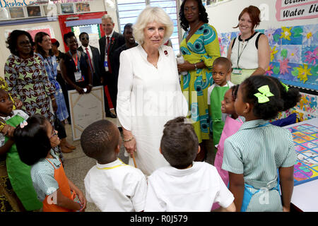 La duchesse de Cornouailles rencontre les élèves de la Communauté Grand Déjeuner au Ghana International School (G.I.S.) Site Junior, à Accra, au Ghana, le sixième jour de son voyage en Afrique de l'ouest avec le Prince de Galles. Banque D'Images