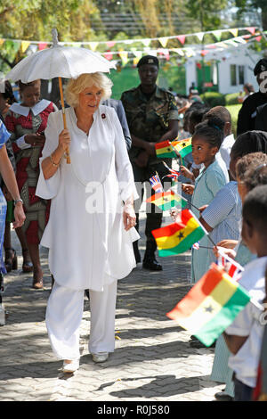 La duchesse de Cornouailles rencontre les élèves de la Communauté Grand Déjeuner au Ghana International School (G.I.S.) Site Junior, à Accra, au Ghana, le sixième jour de son voyage en Afrique de l'ouest avec le Prince de Galles. Banque D'Images