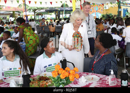 La duchesse de Cornouailles rencontre les élèves de la Communauté Grand Déjeuner au Ghana International School (G.I.S.) Site Junior, à Accra, au Ghana, le sixième jour de son voyage en Afrique de l'ouest avec le Prince de Galles. Banque D'Images