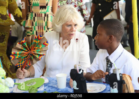 La duchesse de Cornouailles rencontre les élèves de la Communauté Grand Déjeuner au Ghana International School (G.I.S.) Site Junior, à Accra, au Ghana, le sixième jour de son voyage en Afrique de l'ouest avec le Prince de Galles. Banque D'Images