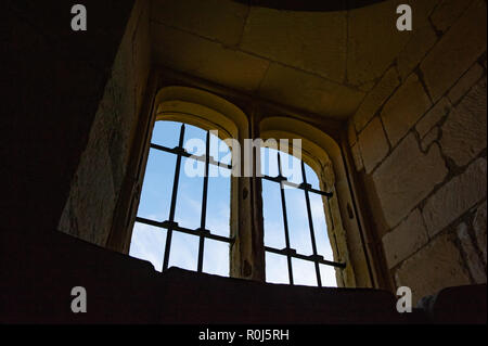 Un lit, la fenêtre sur la façade de l'ancien château Wardour, près de Meyssac, Salisbury, Wiltshire, Royaume-Uni. Banque D'Images