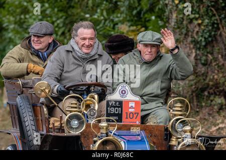 Voitures anciennes traversent Staplefield tout en prenant part à l'assemblée annuelle de Londres à Brighton Veteran Car Run - 2018 Banque D'Images