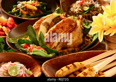 Ayam Betutu. Poulet rôti épicé balinais avec les feuilles de manioc sutffing. Banque D'Images