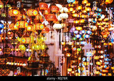 Turc traditionnels faits à la main des lampes dans un magasin de souvenirs. Mosaïque de verre coloré. Grand bazar, Istanbul, Turquie. Banque D'Images