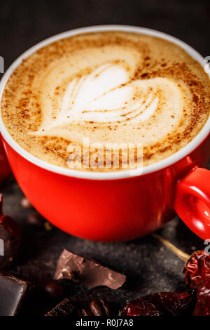 Close up de piment et du café aromatisé au chocolat sur fond sombre Banque D'Images