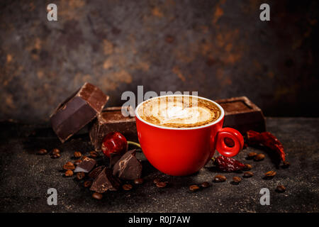 Café à saveur de chocolat et de piment sur fond noir vintage Banque D'Images