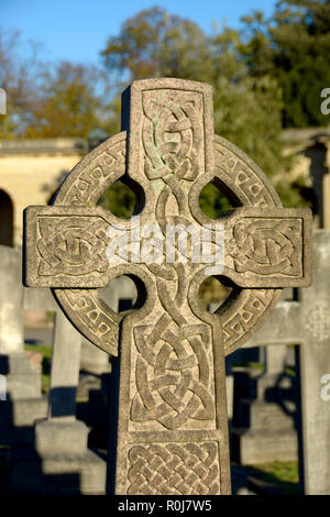 Croix celtique pierre tombale dans le cimetière de Brompton (Kensington and Chelsea) Londres, Angleterre, Royaume-Uni. Banque D'Images