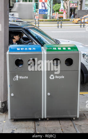 Poubelles sur le trottoir à Gangnam, Seoul, Corée du Sud. Il y a bac séparé pour les déchets qui peuvent être recyclés pour le bac pour les déchets ordinaires. Banque D'Images