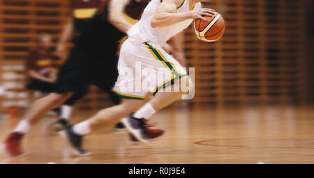 Deux jeunes joueurs de basket-ball de l'école secondaire. Les joueurs de basket-ball pour les jeunes en cours d'exécution de Flou pendant l'action. Tournoi de l'École de basket-ball Banque D'Images