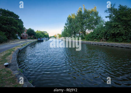 Coucher de soleil sur le Grand Union Canal à Croxley, Nord-Ouest de Londres, Royaume-Uni Banque D'Images