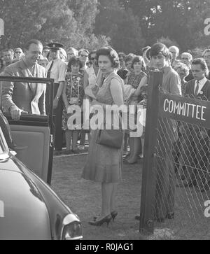 Le Prince Charles - qui a récemment récupéré d'une pneumonie dans une maison de soins infirmiers Aberdeen - aux côtés de la reine Elizabeth II comme ils quittent Smith's Lawn, Windsor Great Park, où ils avaient vu le duc d'Édimbourg jouer de Windsor Park dans un match de polo de la Banque. Banque D'Images