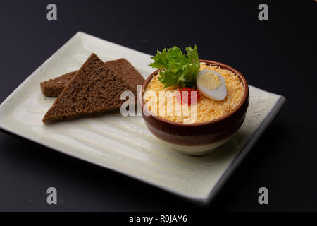 Le petit-déjeuner avec plat de soft-oeuf dur avec du caviar rouge, servi avec pain noir Banque D'Images