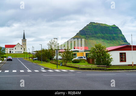 Voir l'église de village de Grundarfjordur avec le célèbre Mont Kirkjufell dans le nord de la péninsule de Snæfellsnes dans l'ouest de l'Islande Banque D'Images