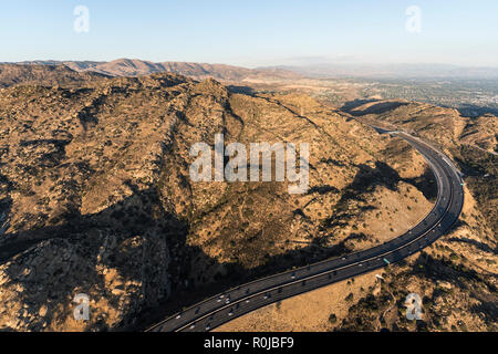 Vue aérienne de la Santa Susana Col et Route 118 freeway entrant dans la San Fernando Valley à Los Angeles, Californie. Banque D'Images