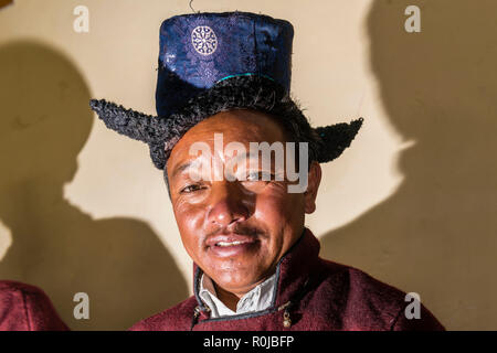 Un portrait d'un homme, affichant son ladakhis robe traditionnelle. Banque D'Images