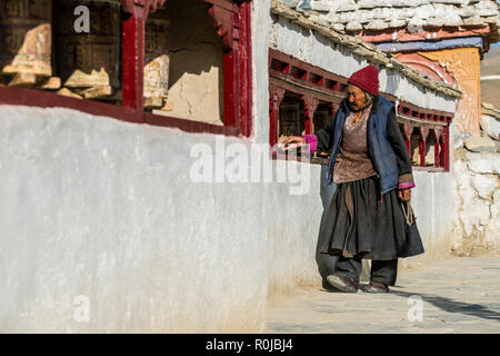 Une vieille femme marche ladakhis autour de Lamayuru Gompa, le plus ancien et le plus grand monastère existant au Ladakh, en tournant les roues de prière pour religeous raison Banque D'Images