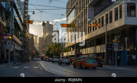 Un chaud et humide typique de l'été à Toronto en semaine. Les gens quittent le centre-ville après une longue journée de travail. C'est une fin d'après-midi et le soleil brille encore Banque D'Images