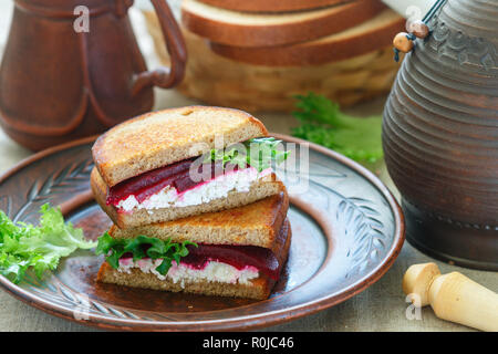 Betterave, feta et laitue sandwiches avec le pain de seigle. Petit-déjeuner en style rustique. Selective focus Banque D'Images