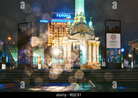 L'installation commémorant la révolution de centaines de céleste et la dignité sur Maidan Nezalezhnosti à Kiev, Ukraine Banque D'Images
