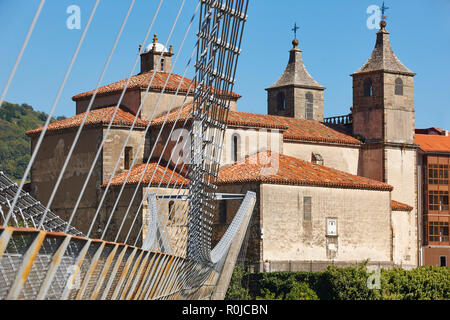 L'église baroque avec pont moderne. Cangas del Narcea, Asturias. Espagne Banque D'Images