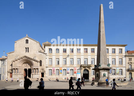 Place de la ville ou de la Plaza de la Place de la République Eygptian & Church obélisque de la Trophime Arles Provence France Banque D'Images