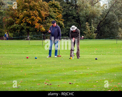 Jouer au croquet, Bakewell Recreation Ground, Bakewell, Derbyshire Banque D'Images