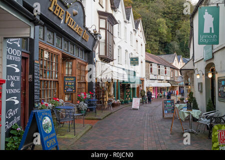 Jolies rues à Lynmouth, Devon, England, UK Banque D'Images
