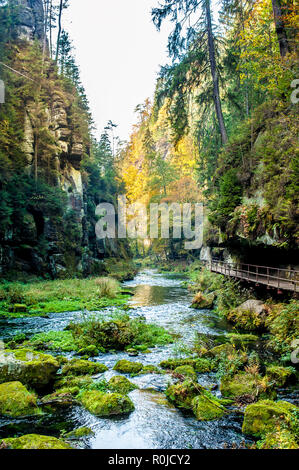 Vue pittoresque de Hrensko, situé dans le parc national de la Suisse Tchèque, République Tchèque Banque D'Images