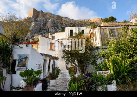 Athènes. La Grèce. L'architecture de style cycladique d'Anafiotika sur le bord de la Plaka se blottit contre l'Acropole. Banque D'Images