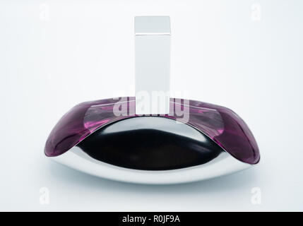 Flacon de parfum découper isolé sur fond blanc Banque D'Images