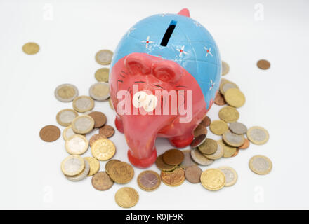 Mignon coloré tirelire éléphant en céramique découper isolé sur fond blanc Banque D'Images