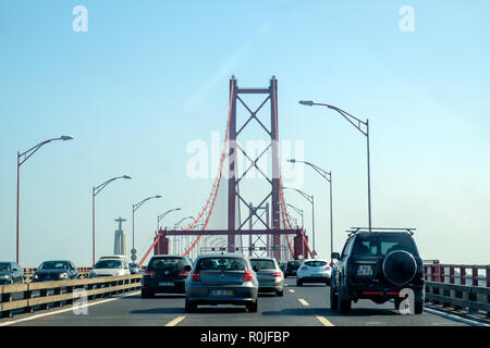 Voitures traversant le Ponte 25 de Abril pont sur le Tage à Lisbonne, Portugal, Europe Banque D'Images