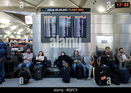 Les passagers de dormir à l'aéroport Atatürk d'Istanbul lors de l'attente de leurs vols, Turquie Banque D'Images