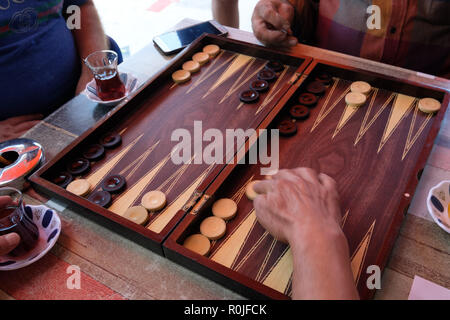 Close up de personnes jouant au backgammon Banque D'Images