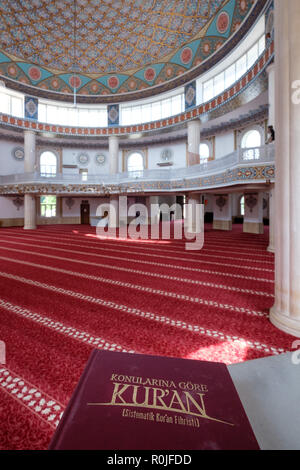 Coran livre saint à l'intérieur de la mosquée islamique Cami Huzur à Kemer, Antalya province, Turkey Banque D'Images