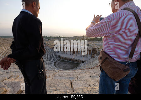 Les touristes visitant les ruines du théâtre romain dans la ville antique de Hiérapolis, Turquie Banque D'Images