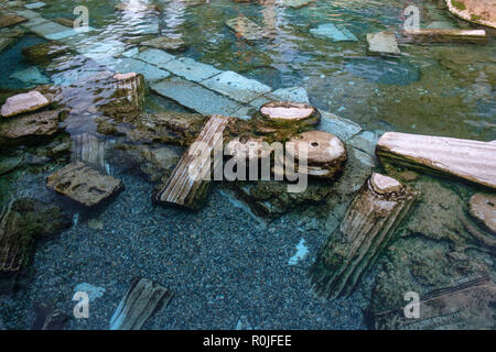 Bassin sacré de Cléopâtre dans les ruines de l'ancienne ville romaine de Hierapolis, Antalya, Turquie Banque D'Images