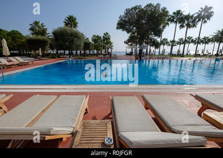 Homme natation sur piscine extérieure au Club Med Palmiye luxury all inclusive resort, Kemer, Antalya, Turquie Banque D'Images