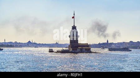 La tour de la jeune fille au Bosphore, avec le quartier de Karakoy et Eminönü skyline en arrière-plan. Istanbul, Turquie. Banque D'Images