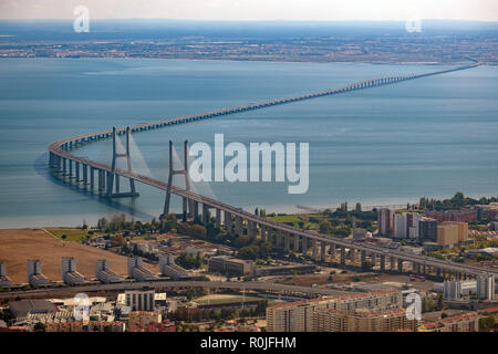 Vue aérienne du pont Vasco da Gama sur le Tage à Lisbonne, Portugal, Europe Banque D'Images