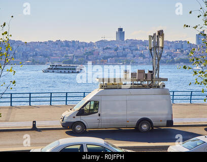 Un van avec réseau de communications mobiles antennes garé en face du Bosphore à Istanbul skyline en arrière-plan. La Turquie. Banque D'Images