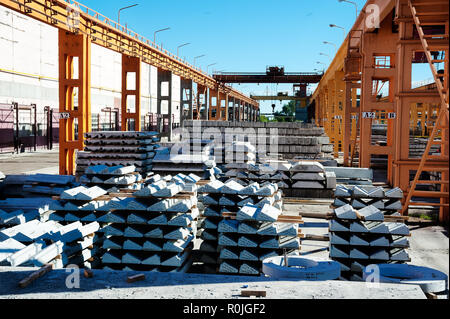 Tioumen, Russie - le 13 août 2013 : entrepôt de produits finis à l'usine de produits en béton n° 5. Banque D'Images