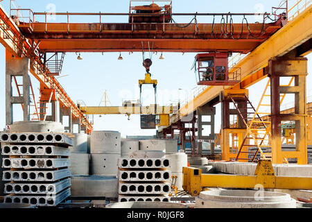 Tioumen, Russie - le 13 août 2013 : entrepôt de produits finis à l'usine de produits en béton n° 5. Le grutier travaille à l'extérieur Banque D'Images