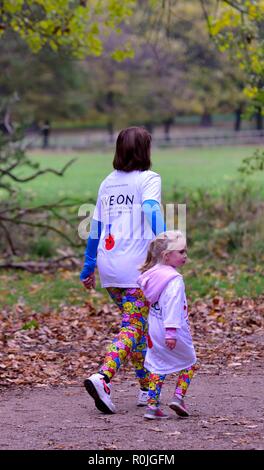 Mère et fille tournant,la Royal British Legion Poppy exécuté sur parc de Wollaton,Nottingham, Angleterre, Royaume-Uni. Credit : ACORN 1/Alamy Live News. Banque D'Images