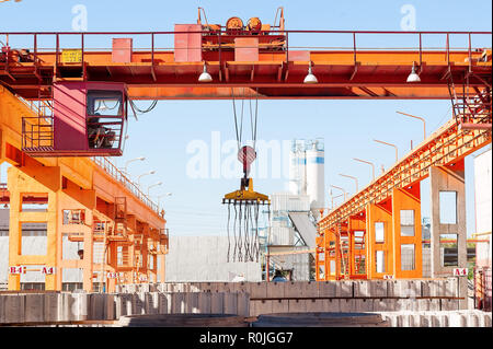 Tioumen, Russie - le 13 août 2013 : entrepôt de produits finis à l'usine de produits en béton n° 5. High-tech moderne coffrage usine construction site Banque D'Images