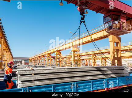 Tioumen, Russie - le 13 août 2013 : entrepôt de produits finis à l'usine de produits en béton n° 5. Les produits en béton dans le chariot de chargement Banque D'Images