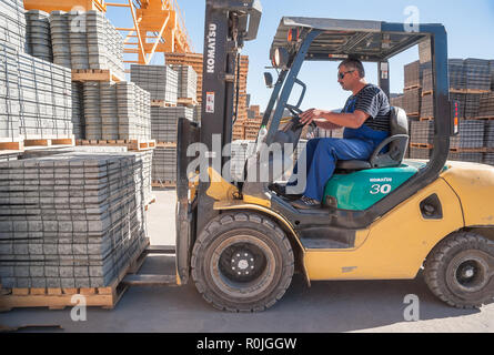 Tioumen, Russie - le 13 août 2013 : entrepôt de produits finis à l'usine de produits en béton n° 5. Produits footwalk chargement Banque D'Images