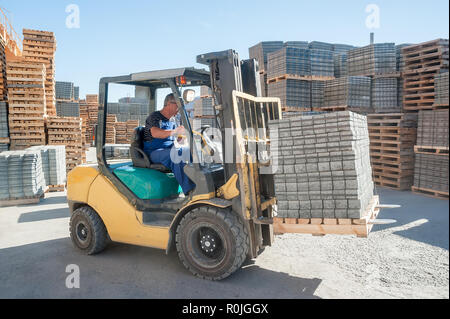 Tioumen, Russie - le 13 août 2013 : entrepôt de produits finis à l'usine de produits en béton n° 5. Produits footwalk chargement Banque D'Images