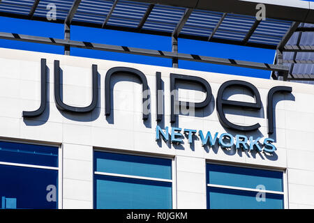 2 novembre 2018 Sunnyvale / CA / USA - Juniper Networks signe à l'AC de l'entreprise situé dans la Silicon Valley. Juniper Networks, Inc. est un homme américain Banque D'Images