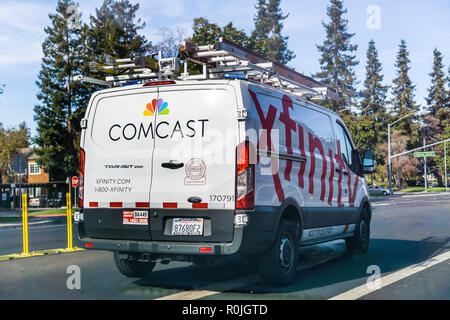 4 novembre 2018 Sunnyvale / CA / USA - Comcast Cable / service Eurosport France van de circuler sur la rue. Comcast est le plus grand home internet service provid Banque D'Images
